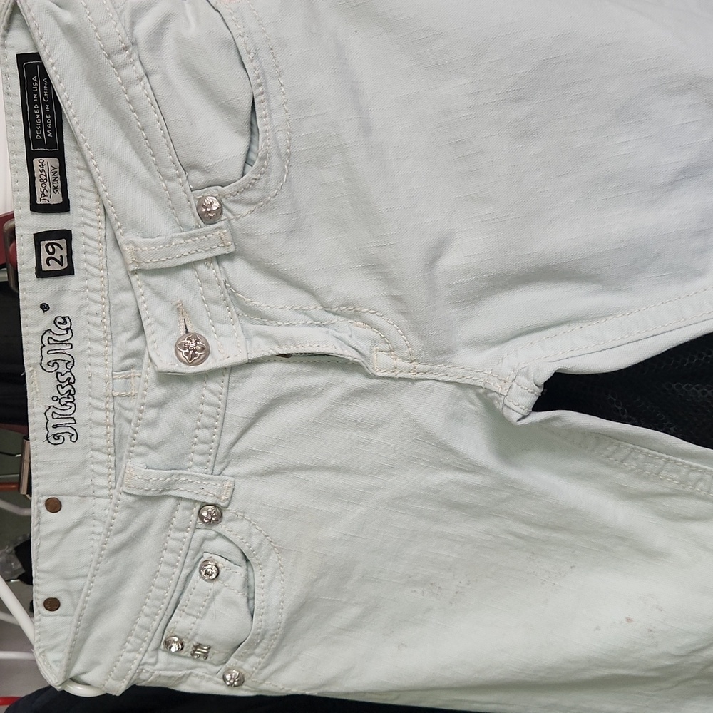 Women's Light wash Miss me jeans straight leg. Size 29. Comfortable & cute